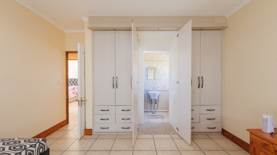 5 Bedroom Property for Sale in Oceanview Heights Western Cape